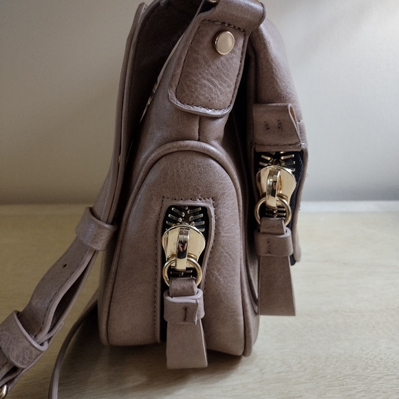 Madison West Saddlebag Tan Chunky Zipper Pulls Gold Plated Adjustable Strap - Picture 5 of 15